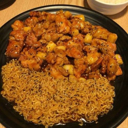 요즘 인기라는 치킨 + 라면의 조합