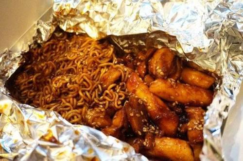 요즘 인기라는 치킨 + 라면의 조합