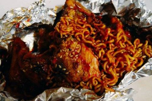 요즘 인기라는 치킨 + 라면의 조합