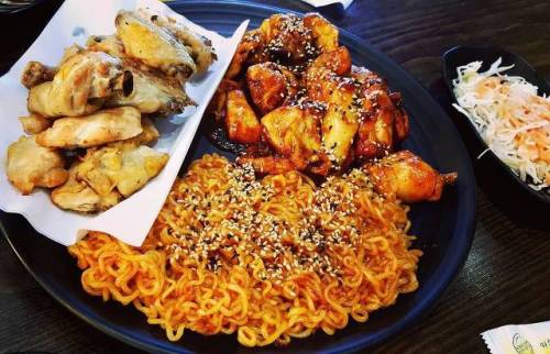 요즘 인기라는 치킨 + 라면의 조합