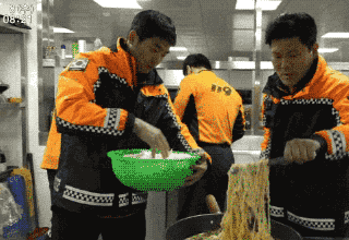 라면 먹는 소방관.gif