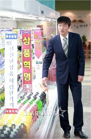 키 안 커보이는데 의외로 키 큰 배우.jpg