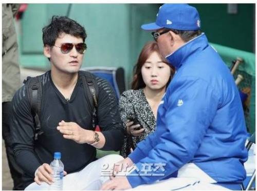 고통받는 김인식 감독.jpg