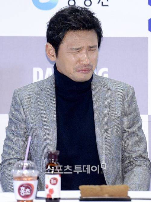 자본주의 미소에 실패한 40대 남성.jpg