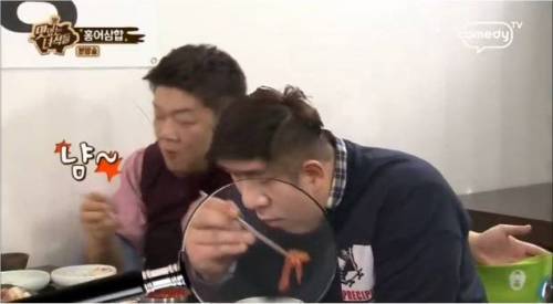 홍어 먹기가 무서운 문세윤.jpg