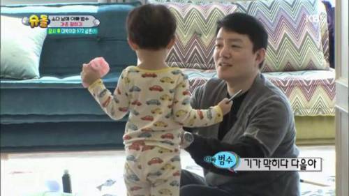 아들이 쓴 편지 읽는 아버지.jpg