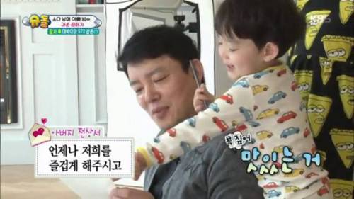 아들이 쓴 편지 읽는 아버지.jpg