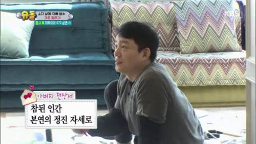 아들이 쓴 편지 읽는 아버지.jpg