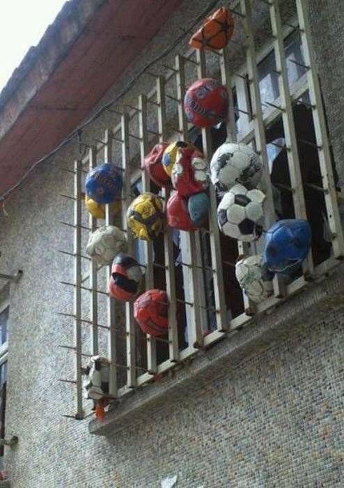 축구공때문에 빡친 집주인.jpg