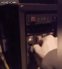 오빠 컴퓨터 어떻게 켜?.gif