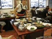 식당 큰상 한꺼번에 차리는 법.gif