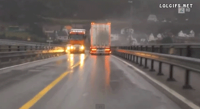 운전자가 정신 놓쳐도 이상하지 않을 장면.gif