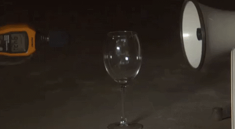 확성기로 유리잔 깨는 영상.gif