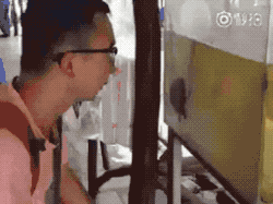 사람 따라하는 물고기.gif