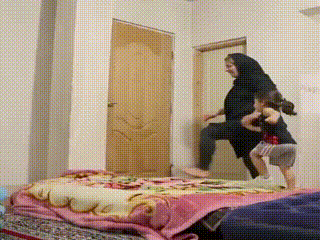 엄마, 비켜봐.gif