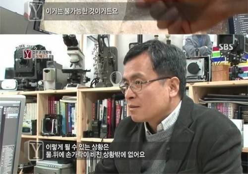 물속에 검은 손가락.jpg