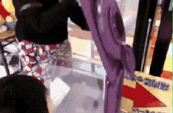 풍선속에 인형을 넣어주는 기계.gif