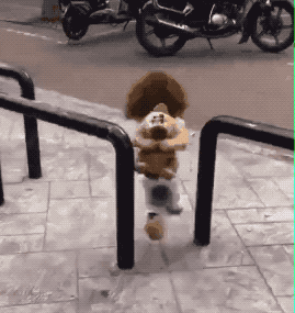 유치원 끝나고 신난 딸.gif