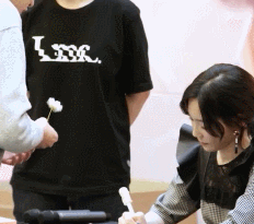 전동꽃을 선물하는 팬.gif