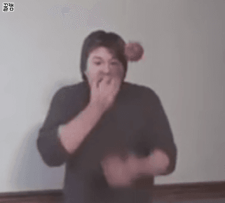 사과 참 먹기 힘드네.gif
