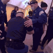 1년만에 귀환한 우주비행사.gif