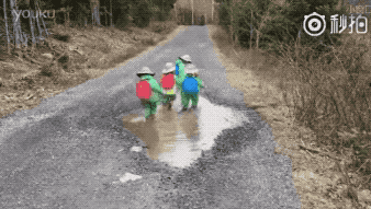아이들이 그냥 지나칠 수 없는 곳.gif