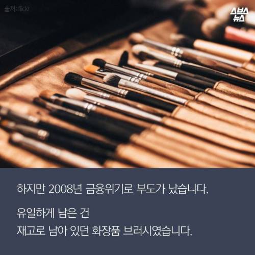 붓으로 홍대 앞을 쓸어버린 남자 .jpg