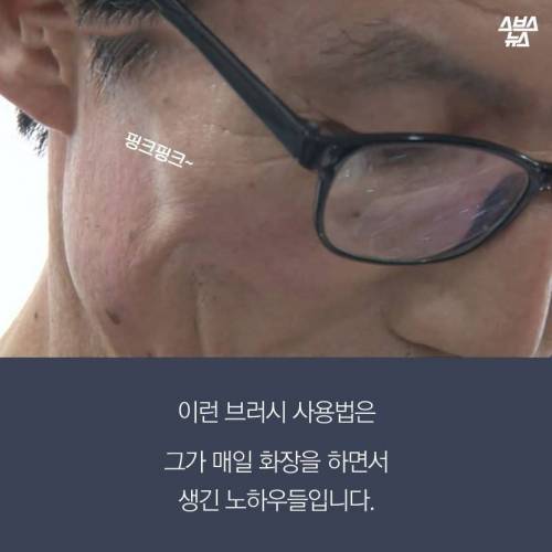 붓으로 홍대 앞을 쓸어버린 남자 .jpg