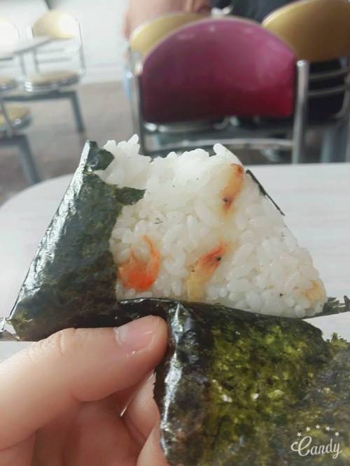 논란중인 새우볶음밥 삼각김밥