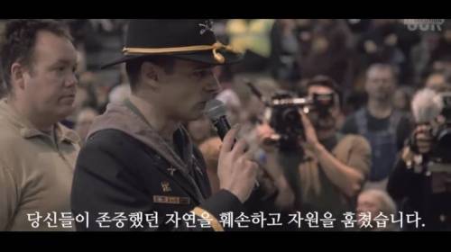 원주민에게 사과하는 미국 군인.jpg