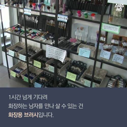 붓으로 홍대 앞을 쓸어버린 남자 .jpg