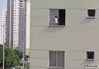 아이 볼 때 한눈 팔면 안되는 이유 .gif