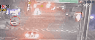 밀면 비킬 줄 알았지...jpgif