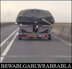 운전하는데 신경쓰이게 자꾸 말걸고 난리.gif