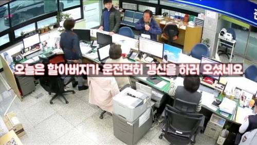 손과 발이 불편한 할아버지를 위한 미니사진관