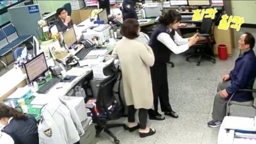 손과 발이 불편한 할아버지를 위한 미니사진관