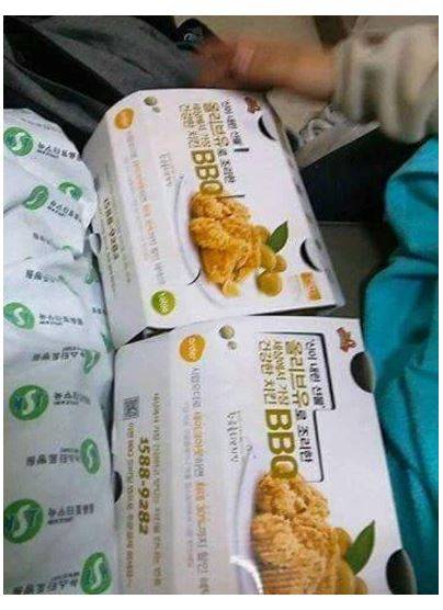 친구들이 병문안 선물로 치킨을 사왔다