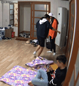 벌레 밟아 죽이는 여자 아이돌.gif