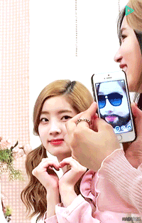 다현 찍는 정연.gif