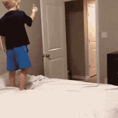아빠에게 아이를 맡기면 발생하는 위험성.gif