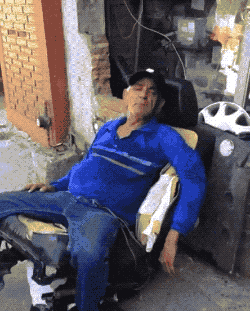 사고난 시트에 앉으면 안되는 이유.gif