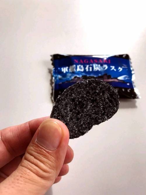 일본에서 판매중이라는 군함도 과자