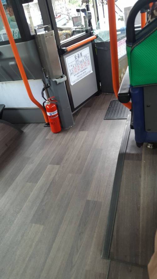 버스 탈 때 신발 벗고 타야합니다.jpg