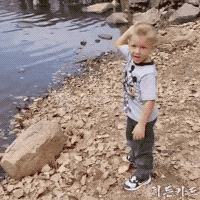 깜짝 놀라게 되는 물수제비 실력.gif