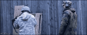 베테랑의 탄피 수거.gif