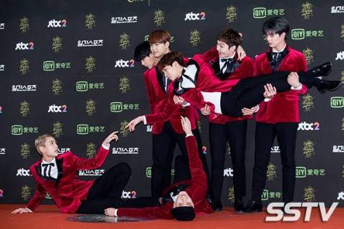 흔한 레드카펫 포즈.jpg