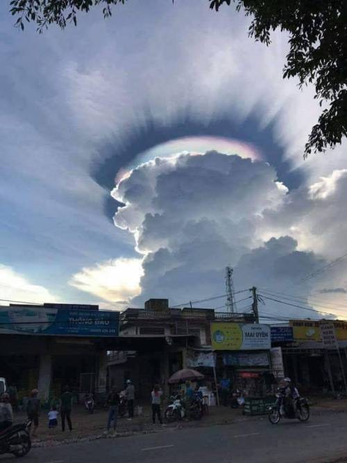 특이한 모양의 구름.jpg