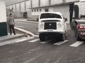 허리 접힌 자동차.gif