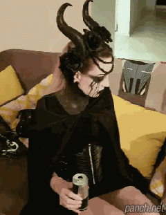 주인의 할로윈 코스프레를 본 불독 반응.gif