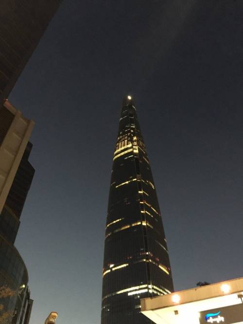 롯데월드타워에 달이 걸렸다.jpg